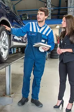 CAR SERVICING NEAR ME Watford and Hertfordshire - mechanic explaining car service